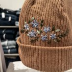 Bavlněná vyšívaná čepice – karamelovo modrá - čtvrtý obrázek z galerie
