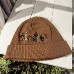 Bavlněná vyšívaná čepice – karamelovo vínová