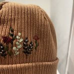 Bavlněná vyšívaná čepice – karamelovo vínová - čtvrtý obrázek z galerie