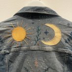 Vyšívaná bunda #095 – džínová - druhý obrázek z galerie