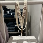 Vyšívaný popruh na telefon – Perníček - třetí obrázek z galerie