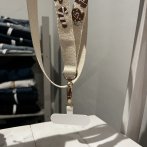 Vyšívaný popruh na telefon – Perníček - čtvrtý obrázek z galerie