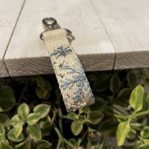 Vyšívaná klíčenka – Vločky - druhý obrázek z galerie