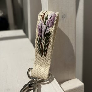 Vyšívaná klíčenka – Levandule - první obrázek z galerie