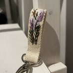 Vyšívaná klíčenka – Levandule