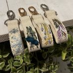 Vyšívaná klíčenka – Levandule - čtvrtý obrázek z galerie