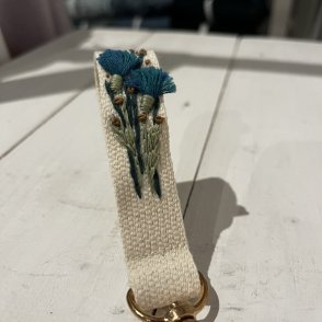 Vyšívaná klíčenka – Chrpy - první obrázek z galerie