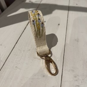 Vyšívaná klíčenka – Žluto-modré květy - druhý obrázek z galerie