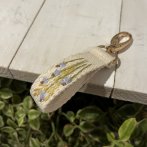 Vyšívaná klíčenka – Žluto-modré květy - třetí obrázek z galerie