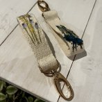 Vyšívaná klíčenka – Žluto-modré květy - čtvrtý obrázek z galerie