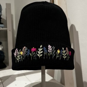 Vyšívaná bavlněná čepice na přání – Černá - první obrázek z galerie