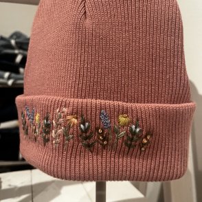 Vyšívaná bavlněná čepice na přání – Starorůžová - první obrázek z galerie