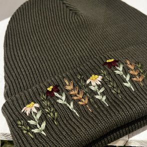 Vyšívaná bavlněná čepice na přání – Olivová - druhý obrázek z galerie