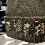 Vyšívaná bavlněná čepice na přání – Olivová - čtvrtý obrázek z galerie