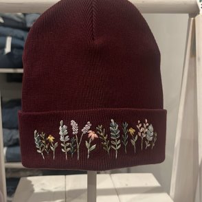 Vyšívaná bavlněná čepice na přání – Vínová - první obrázek z galerie