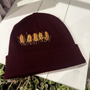 Vyšívaná bavlněná čepice na přání – Vínová - druhý obrázek z galerie