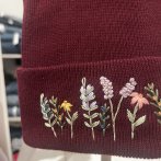 Vyšívaná bavlněná čepice na přání – Vínová - třetí obrázek z galerie