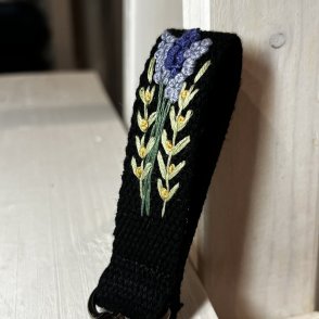 Vyšívaná klíčenka – Levandule černá - druhý obrázek z galerie