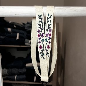 Vyšívaný popruh na telefon – Fialové květy - první obrázek z galerie