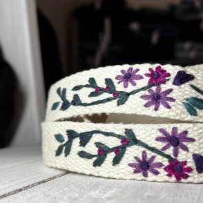 Vyšívaný popruh na telefon – Fialové květy - druhý obrázek z galerie