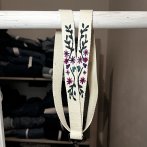 Vyšívaný popruh na telefon – Fialové květy - první obrázek z galerie