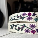 Vyšívaný popruh na telefon – Fialové květy - druhý obrázek z galerie