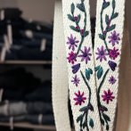 Vyšívaný popruh na telefon – Fialové květy - třetí obrázek z galerie