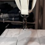 Vyšívaný popruh na telefon – Fialové květy - čtvrtý obrázek z galerie