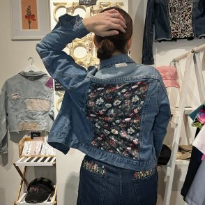 Vyšívaná bunda #097 – džínová - první obrázek z galerie