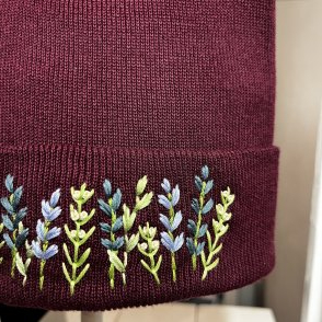 Vyšívaná bavlněná čepice – Vínová - druhý obrázek z galerie