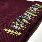 Vyšívaná bavlněná čepice – Vínová - třetí obrázek z galerie