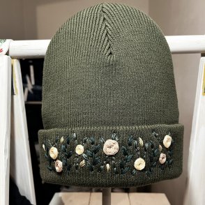 Vyšívaná bavlněná čepice – Olivová - první obrázek z galerie