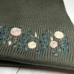 Vyšívaná bavlněná čepice – Olivová - třetí obrázek z galerie