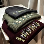 Vyšívaná bavlněná čepice – Olivová - čtvrtý obrázek z galerie