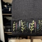 Vyšívaná bavlněná čepice – Tmavá šedá - druhý obrázek z galerie