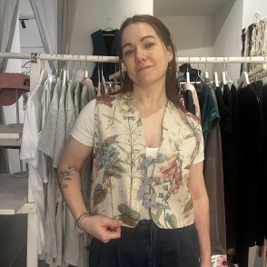 Upcyklovaná vesta #001 – květinová - první obrázek z galerie