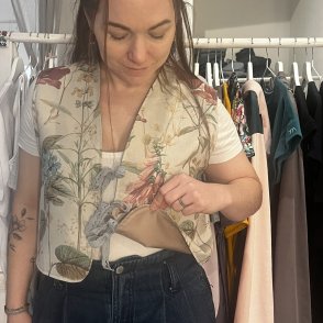 Upcyklovaná vesta #001 – květinová - druhý obrázek z galerie