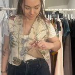 Upcyklovaná vesta #001 – květinová - druhý obrázek z galerie