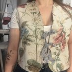 Upcyklovaná vesta #001 – květinová - čtvrtý obrázek z galerie