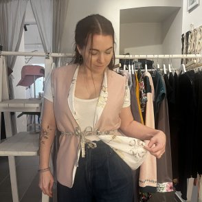 Upcyklovaná vesta #002 – růžová - druhý obrázek z galerie