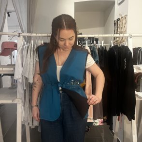 Upcyklovaná vesta #003 – petrolejová - druhý obrázek z galerie