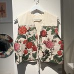 Upcyklovaná vesta #004 – květinová - třetí obrázek z galerie