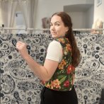 Upcyklovaná vesta #005 – květinová - druhý obrázek z galerie