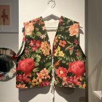 Upcyklovaná vesta #005 – květinová - třetí obrázek z galerie