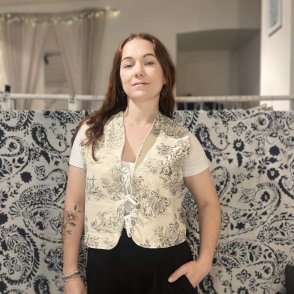 Upcyklovaná vesta #007 – krémová - první obrázek z galerie