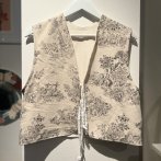 Upcyklovaná vesta #007 – krémová - třetí obrázek z galerie