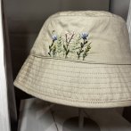 Vyšívaný klobouček #008 – písková - druhý obrázek z galerie