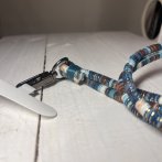 Boho popruh na telefon – modro-hnědá - třetí obrázek z galerie
