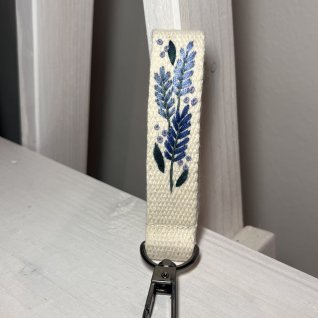 Vyšívaná klíčenka – Levandule modrá - obrázek 1 z galerie