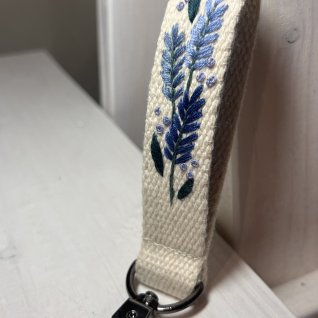 Vyšívaná klíčenka – Levandule modrá - obrázek 2 z galerie